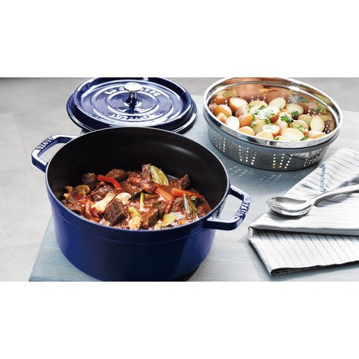 Cratita de fonta STAUB "La Cocotte" + Cadou: Accesoriu pentru fierbere la aburi, (26cm, Rosie)