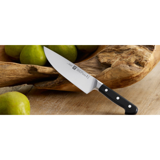 Set Promotional ZWILLING "PRO":  Cutitul Bucatarului 200mm + Cutit Santoku 180mm + Cutit Universal 130mm+ Cutit pentru Legume si Fructe  90mm