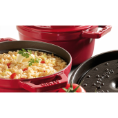 Cratita de fonta STAUB "La Cocotte" + Cadou: Accesoriu pentru fierbere la aburi, (26cm, Rosie)